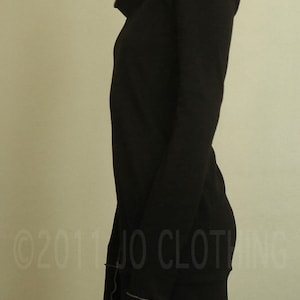 abito tunica con cappuccio/maniche extra lunghe in NERO con cuciture grigie immagine 6