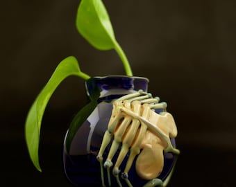 Facehugger Alien Terrarium - You Choose the Color