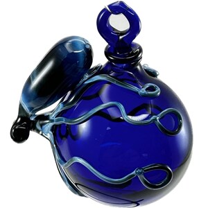 Adorno de pulpo. Vidrio borosilicato azul cobalto soplado a mano con efecto flameado degradado a negro. Decoración para árbol de Navidad con pulpos.