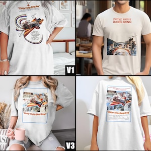 Puede incluir: Cuatro camisetas blancas con diferentes diseños. La primera camiseta tiene un gráfico colorido de un coche volador con el texto "Chitty Chitty Bang Bang". La segunda camiseta tiene el texto "Chitty Whitte Bang Bang". La tercera camiseta tiene un gráfico colorido de un coche volador con el texto "Chitty Chitty Bang Bang". La cuarta camiseta tiene un gráfico colorido de un coche volador con el texto "Chitty Chitty Bang Bang".