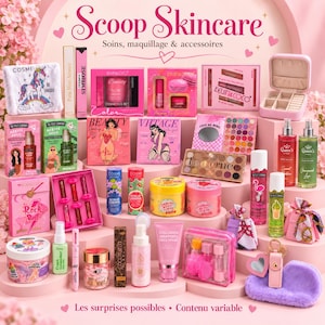 Pode incluir: Uma coleção de vários produtos de beleza e cuidados com a pele, incluindo brilhos labiais, esfoliantes corporais, máscaras faciais, paletas de sombras, sprays corporais e um pequeno porta-joias, dispostos em plataformas rosas com o texto Scoop Skincare.