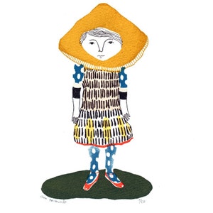 Peut inclure: Une illustration dessinée à la main d'une personne portant un chapeau jaune, une robe à rayures noires et jaunes et des collants à pois bleus. La personne est debout sur une touffe d'herbe verte. L'illustration est signée "ana seimundo" et numérotée "1/50".