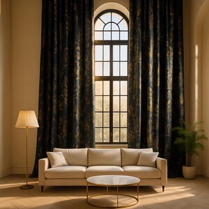 Peut inclure: Intérieur d'un salon avec des rideaux bleu foncé à motifs floraux dorés encadrant une grande fenêtre cintrée. Un canapé beige, une table basse ronde en marbre et un lampadaire complètent le décor élégant.
