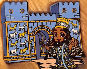 Op de afbeelding: Blauwe emaille pin met een cartoon illustratie van een poort en een koninklijke figuur. De poort is blauw met gele details en dierenfiguren. De figuur draagt een kroon en een gewaad met gedetailleerde patronen.