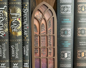 Rincón de lectura con vista de ventana - Rincones de lectura escénicos - Decoración de estanterías - Fantasía, dragones, luna de sangre, escenas literarias - Artículos literarios