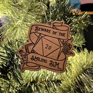 Attenzione all'ornamento sorridente del DM - Ornamenti DnD - Regalo per fan geek - Decorazioni natalizie per la casa - Regalo per le feste - Testi di gioco, draghi, dungeon
