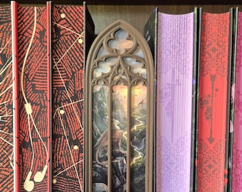 Leseecke mit Fensterblick – Malerische Leseecken – Bücherregaldekoration – Fantasy, Drachen, Blutmond, Buchszenen – Buchgegenstände