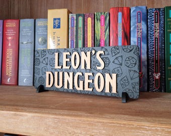 木製ダンジョンサイン - DnD サイン - ダンジョンマスター - ダンジョンズ＆ドラゴンズ - D&D プレイヤーギフト - ファンタジーホームデコレーション - プレゼント、マニアックなギフト