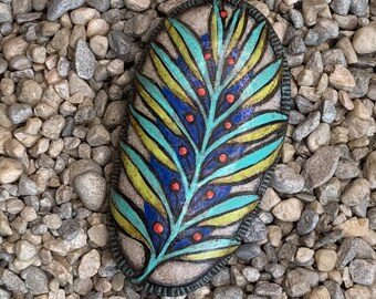 Blätter und Beeren - handbemalter Stein - Natur inspiriertes stilisiertes Design