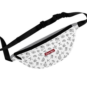 Pode incluir: Uma pochete branca com uma alça ajustável preta e um fecho de correr. A pochete tem um fundo branco com um padrão preto de vários símbolos, incluindo âncoras, sóis e espirais. O texto "Jason Vive" está impresso em vermelho na parte frontal da pochete.