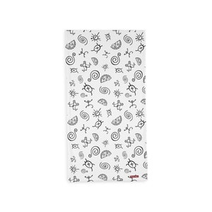 Pode incluir: Toalha retangular branca com um padrão preto repetido de espirais, sóis, fatias de pizza e figuras de palitos. A toalha tem um pequeno logotipo vermelho e branco no canto inferior direito. Feita de material macio e absorvente.