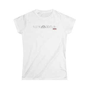 Pode incluir: Camiseta branca com um design gráfico preto e branco de vários símbolos, incluindo um sol, uma lua e uma espiral. O texto "Love You" é impresso em vermelho abaixo do gráfico.