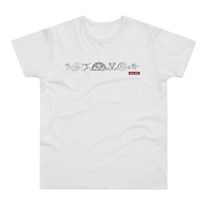 Pode incluir: Camiseta branca com um desenho de arte de linha preta no peito. O design inclui espirais, figuras semelhantes ao sol e outras formas abstratas. Um pequeno retângulo vermelho com texto está no lado direito.