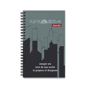 Pode incluir: Caderno espiral com um design de paisagem urbana. A capa apresenta um fundo cinza escuro com uma silhueta de edifícios da cidade. O texto "aunque sea sexo de una noche te preparo el desayuno" está impresso.