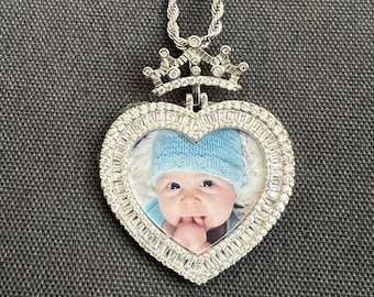 Colgante con foto de corona y corazón bañado en plata: circonita cúbica, recuerdo personalizado