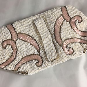 Cartera de mano antigua con cuentas de vidrio cosidas a mano, completamente intacta