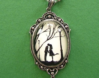 AUTUMN KISS Necklace - pendant on chain - Silhouette Jewelry