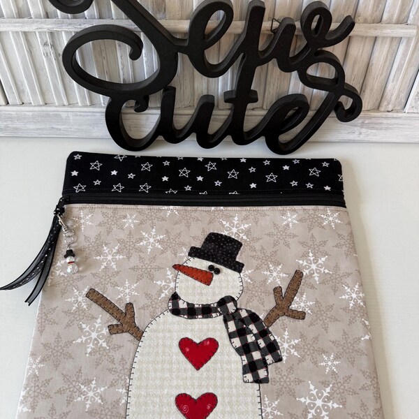 Bolsa para proyecto de punto de cruz acolchada con aplique de muñeco de nieve de tamaño mediano y dije con cremallera de muñeco de nieve.