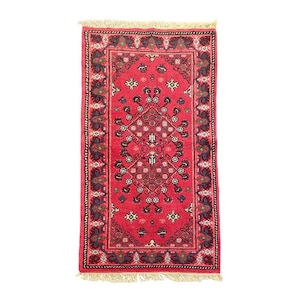 Peut inclure: Ensemble de trois bols gigognes en céramique, bleus, verts et blancs. Les bols présentent un glaçage moucheté et un design simple. Le plus grand bol mesure environ 18 cm de diamètre.