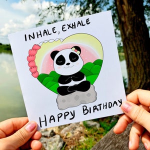 Grappige yoga-pandakaart, panda mediteren, yoga- en meditatiewenskaart, gelukkige verjaardagskaart