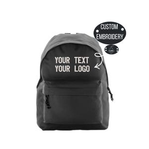 Può includere: Zaino nero con tasca frontale e la scritta "YOUR TEXT YOUR LOGO" in bianco. Le parole "CUSTOM EMBROIDERY" sono sopra lo zaino in un ovale nero.