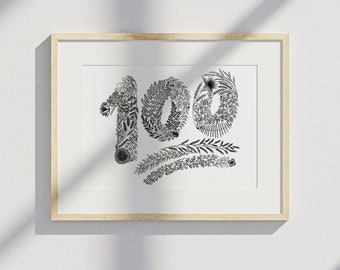 Könnte beinhalten: Schwarz-weiße Blumenillustration der Zahl 100, gerahmt in einem hellen Holzrahmen. Die Zahlen bestehen aus verschiedenen botanischen Elementen, darunter Blumen und Blätter, die ein dekoratives und künstlerisches Design bilden.