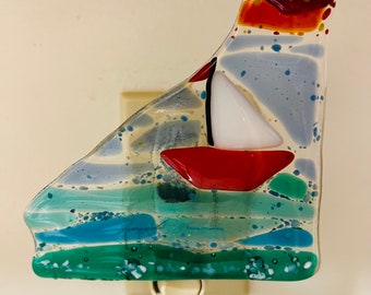 Nachtlicht aus geschmolzenem Glas, Segeln, Sonnenuntergang, rotes Boot, Wasser, blauer Himmel