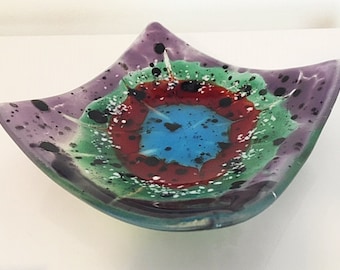 Geschmolzene Glasschale: Dekorative Schale mit Blumenmuster