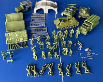 Vintage Dark Green Army Men - 101 Piece Army Men - 2 Dual Medics