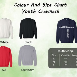 Puede incluir: Tabla de tallas para sudadera de cuello redondo para j&oacute;venes con medidas en pulgadas. La tabla muestra las medidas de pecho y largo para las tallas S, M y L. Los colores disponibles son blanco, negro, rojo y gris deportivo.