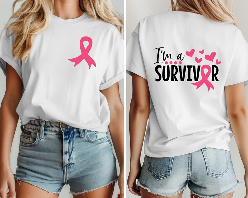 Op de afbeelding: Wit T-shirt met een roze lint aan de voorkant en de tekst "I'm a SURVIVOR" met een roze lint aan de achterkant.
