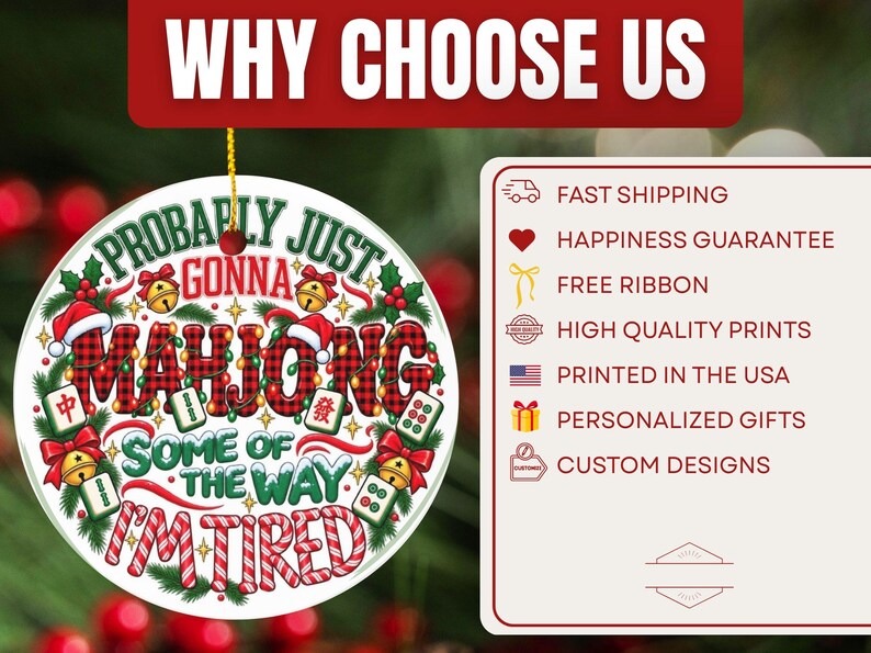 Puede incluir: Un adorno redondo de cer&aacute;mica con el texto PROBABLY JUST GONNA MAHJONG SOME OF THE WAY I'M TIRED en rojo y verde. El dise&ntilde;o incluye letras de cuadros rojos, fichas de Mahjong, gorros de Pap&aacute; Noel, campanas doradas y acebo sobre fondo blanco.