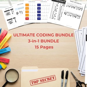 Op de afbeelding: Een bureau-opstelling met een codeerbundel met 15 pagina's, waaronder een binaire decoderingssleutel en gekleurde stroken met binaire code. Een vergrootglas, een dossier met het label "TOP SECRET" en markers zijn ook aanwezig.