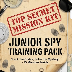 Op de afbeelding: Een vintage "Junior Spy Training Pack" met een vergrootglas, zonnebril en kompas. De kit bevat een decoder, vingerafdrukken en de tekst "Top Secret Mission Kit". Het pakket belooft 15 missies om codes te kraken en mysteries op te lossen.