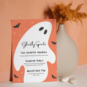 Könnte beinhalten: Ein druckbares Halloween-Cocktail-Menü mit einer Geisterillustration und dem Text "Ghostly Spirits". Die Speisekarte listet drei Cocktails auf: "The Haunted Highball", "Phantom Punch" und "Graveyard Fog" mit ihren Zutaten.