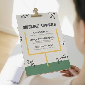 Könnte beinhalten: Ein weißes Blatt Papier mit einem gelben und grünen Footballfeld-Design. Das Papier ist an einer Klemmbrett befestigt und listet drei Getränkerezepte auf: Mile High Mule, Orange Crush Margarita und Touchdown Tonic. Jedes Getränkerezept enthält eine Liste der Zutaten.