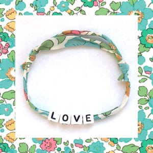 Pulsera hecha con tela Liberty Pulsera personalizada con palabra de cuentas y letras Pulsera floral hecha a mano