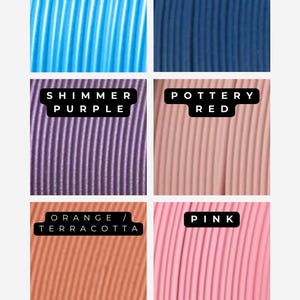 Puede incluir: Seis colores diferentes de filamento para impresi&oacute;n 3D. Los colores son azul el&eacute;ctrico, azul marino, morado brillante, rojo terracota, naranja/terracota y rosa.