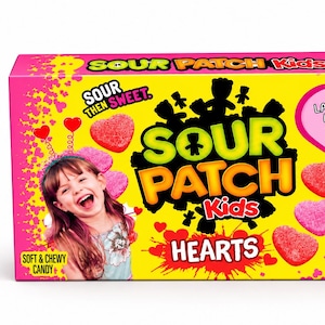Puede incluir: Una caja rectangular de caramelos blandos y masticables Sour Patch Kids Hearts. El envase es de color amarillo brillante y rosa con gráficos de corazones rojos, el texto Sour Patch Kids Hearts, Sour Then Sweet y un mensaje de San Valentín. Peso 88g.