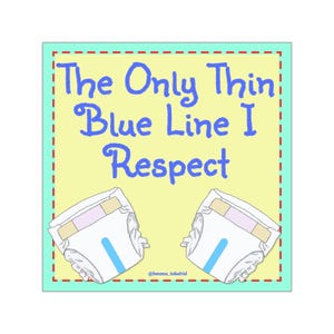 Könnte beinhalten: Ein quadratischer Aufkleber mit hellgelbem Hintergrund und rotem gestrichelten Rand. Der Text "The Only Thin Blue Line I Respect" steht in blauer Schrift. Zwei Windeln befinden sich unten.