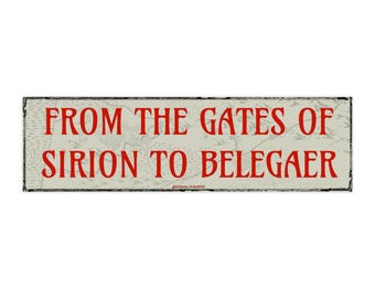 Könnte beinhalten: Ein verwittertes Holzschild mit schwarzem Rahmen und weißem Hintergrund. Der Text "FROM THE GATES OF SIRION TO BELEGAER" ist in Rot gedruckt.