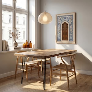 Puede incluir: Un comedor con una mesa de madera, patas de horquilla negras y cuatro sillas de madera. Una gran ventana deja entrar la luz natural. Una obra de arte enmarcada cuelga de la pared y una l&aacute;mpara colgante est&aacute; sobre la mesa. La mesa mide unos 150 cm de largo.
