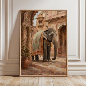 Può includere: Stampa artistica incorniciata di un elefante in un cortile di palazzo indiano. L'elefante è drappeggiato con un tessuto decorativo con accenti dorati. L'opera presenta toni caldi e terrosi ed elementi architettonici dettagliati.