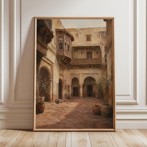 Pode incluir: Uma impressão emoldurada de uma cena arquitetônica. A obra de arte retrata um pátio com portas arqueadas, varandas e plantas em vasos. A paleta de cores é dominada por tons quentes, criando uma estética vintage. A impressão é exibida em uma moldura de madeira.