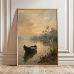 Può includere: Una stampa artistica da parete incorniciata in verticale che raffigura un sereno paesaggio fluviale al tramonto. Una piccola barca di legno galleggia su acque calme vicino a una riva erbosa con canne. Sullo sfondo palme e folta vegetazione.