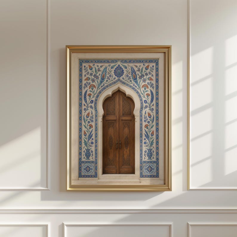 Puede incluir: Una impresi&oacute;n enmarcada de una puerta de madera con una entrada arqueada. La puerta es marr&oacute;n con intrincadas tallas. El marco es dorado, y la pared circundante presenta un dise&ntilde;o floral y geom&eacute;trico detallado en azul, naranja y blanco.