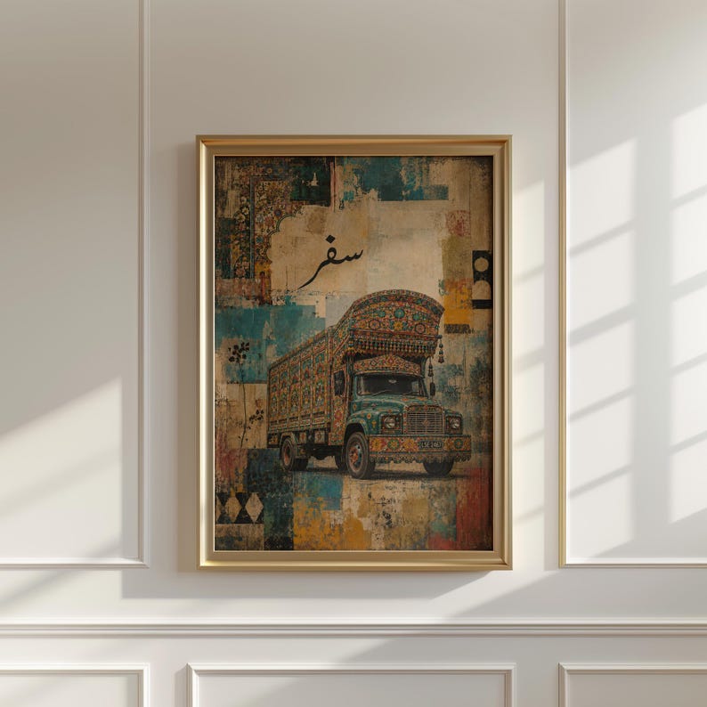 Op de afbeelding: Een ingelijste wandkunstprint met een rijk versierde vrachtwagen met ingewikkelde, kleurrijke patronen in tinten blauwgroen, oranje en goud. De achtergrond bestaat uit gelaagde, verweerde texturen met het Arabische woord "سفر" in het zwart.
