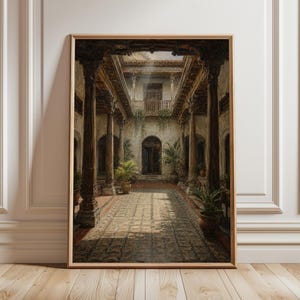 Può includere: Una stampa incorniciata di un interno architettonico dettagliato. L'opera raffigura un cortile colonnato con porte ad arco, piante in vaso e un balcone. La tavolozza dei colori è attenuata con toni caldi, creando un'estetica vintage.