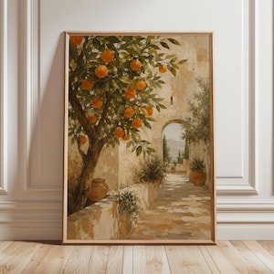Könnte beinhalten: Ein gerahmter vertikaler Wandkunstdruck, der einen Orangenbaum voller leuchtend orangefarbener Früchte neben einer Steinmauer und einem steinernen Torbogen zeigt. Die Szene zeigt einen gepflasterten Weg, der durch den Bogen zu fernen Hügeln führt.