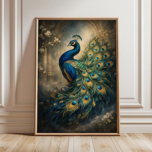 Op de afbeelding: Een ingelijste afbeelding van een pauw met uitgespreide staart. De pauw is afgebeeld in blauw, groen en goud, tegen een zachte, antieke achtergrond. Het kunstwerk is ingelijst in een eenvoudige, lichtgekleurde houten lijst.